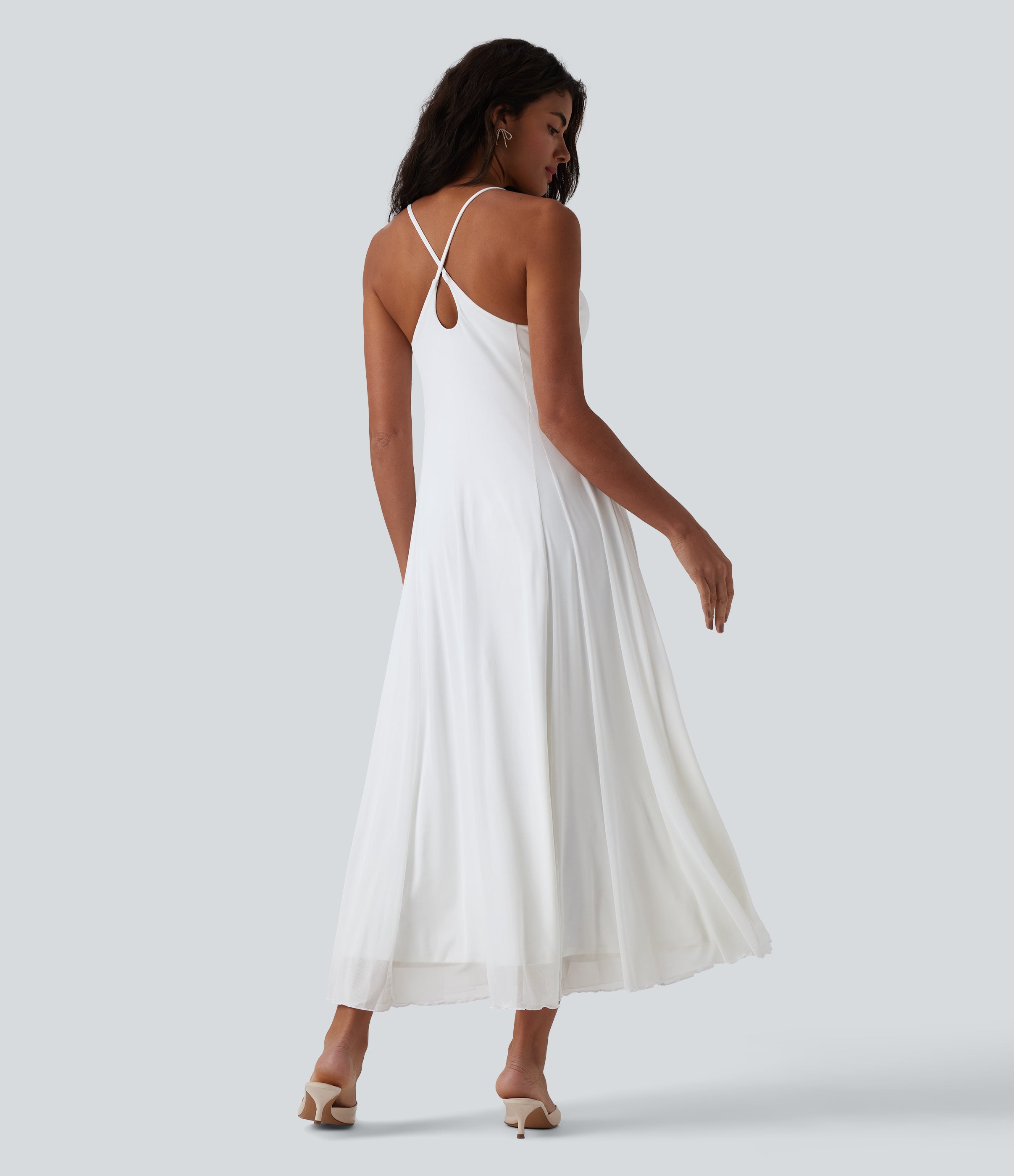 Vestido largo tipo slip fluido con tirantes cruzados en la espalda y sobreposición de malla