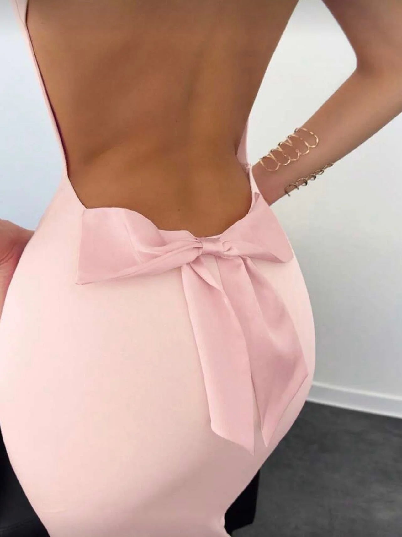 Vestido de espalda descubierta con lazo