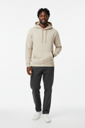 Modelo con sudadera beige