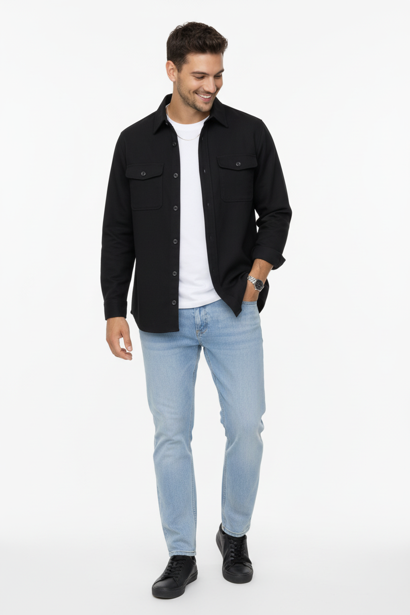 Modelo con camisa negra en fondo blanco