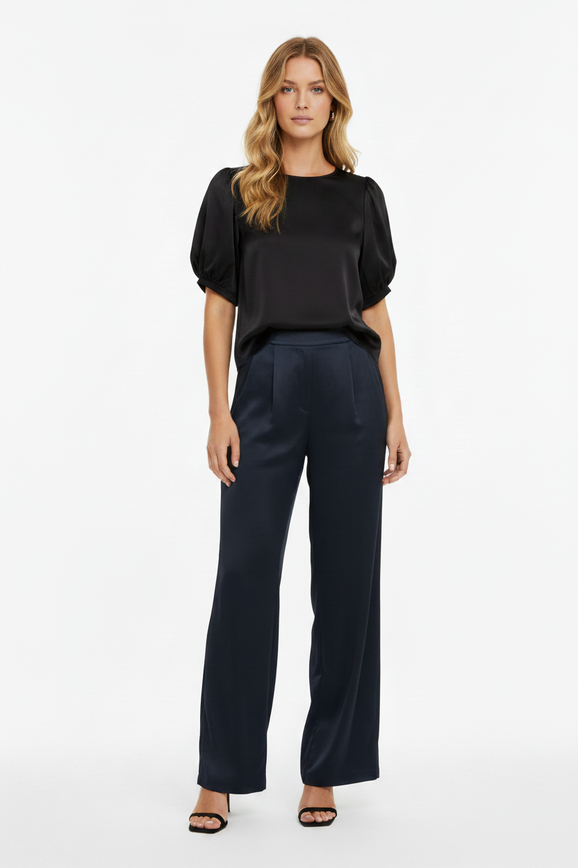 Modelo con top negro y pantalón azul marino