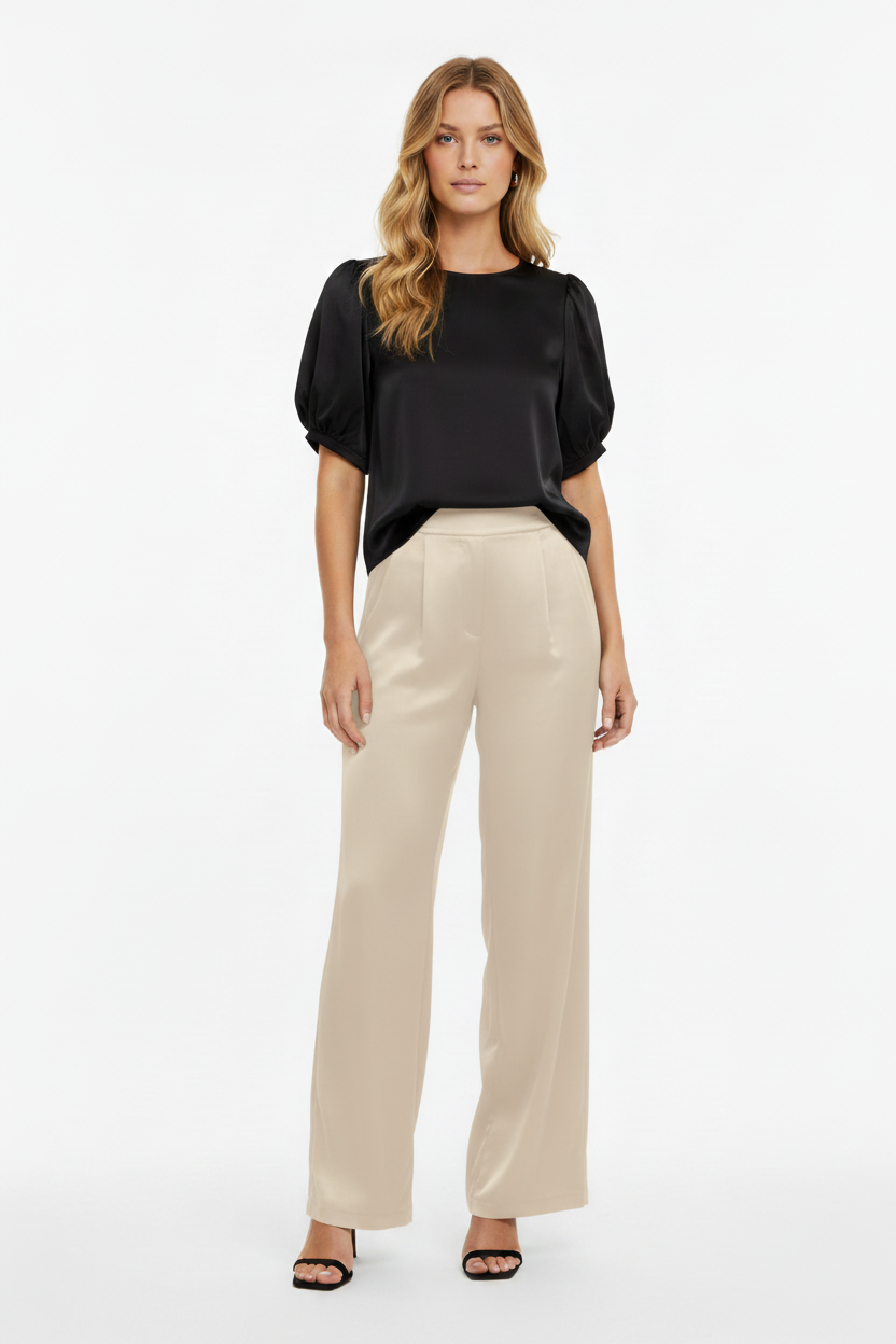 Modelo con top negro y pantalón beige claro