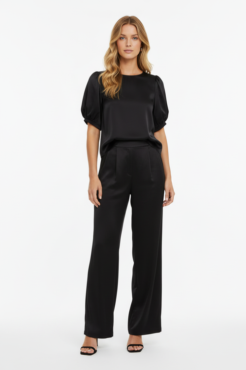 Modelo con top y pantalones negros