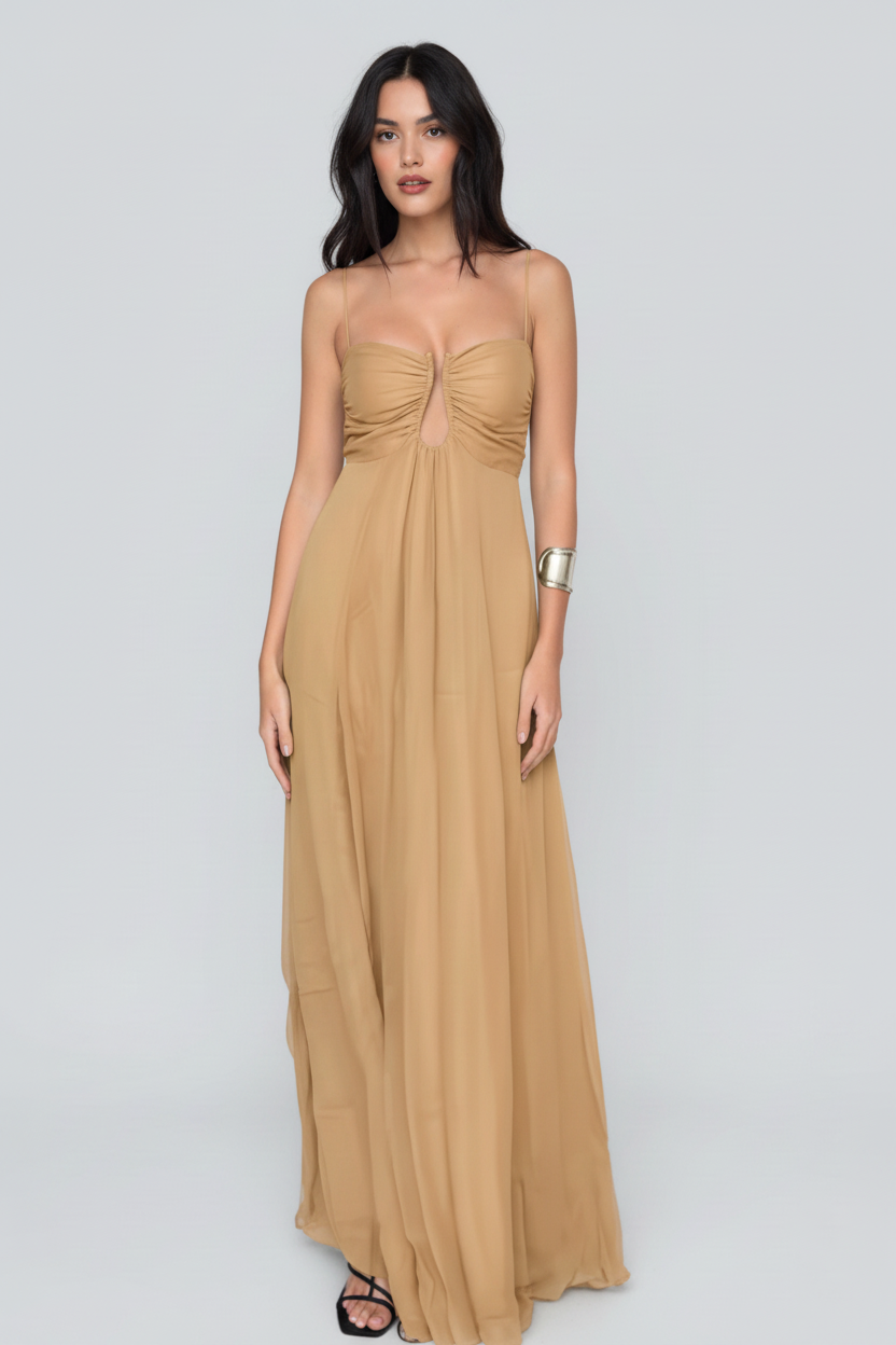 Modelo con vestido camel