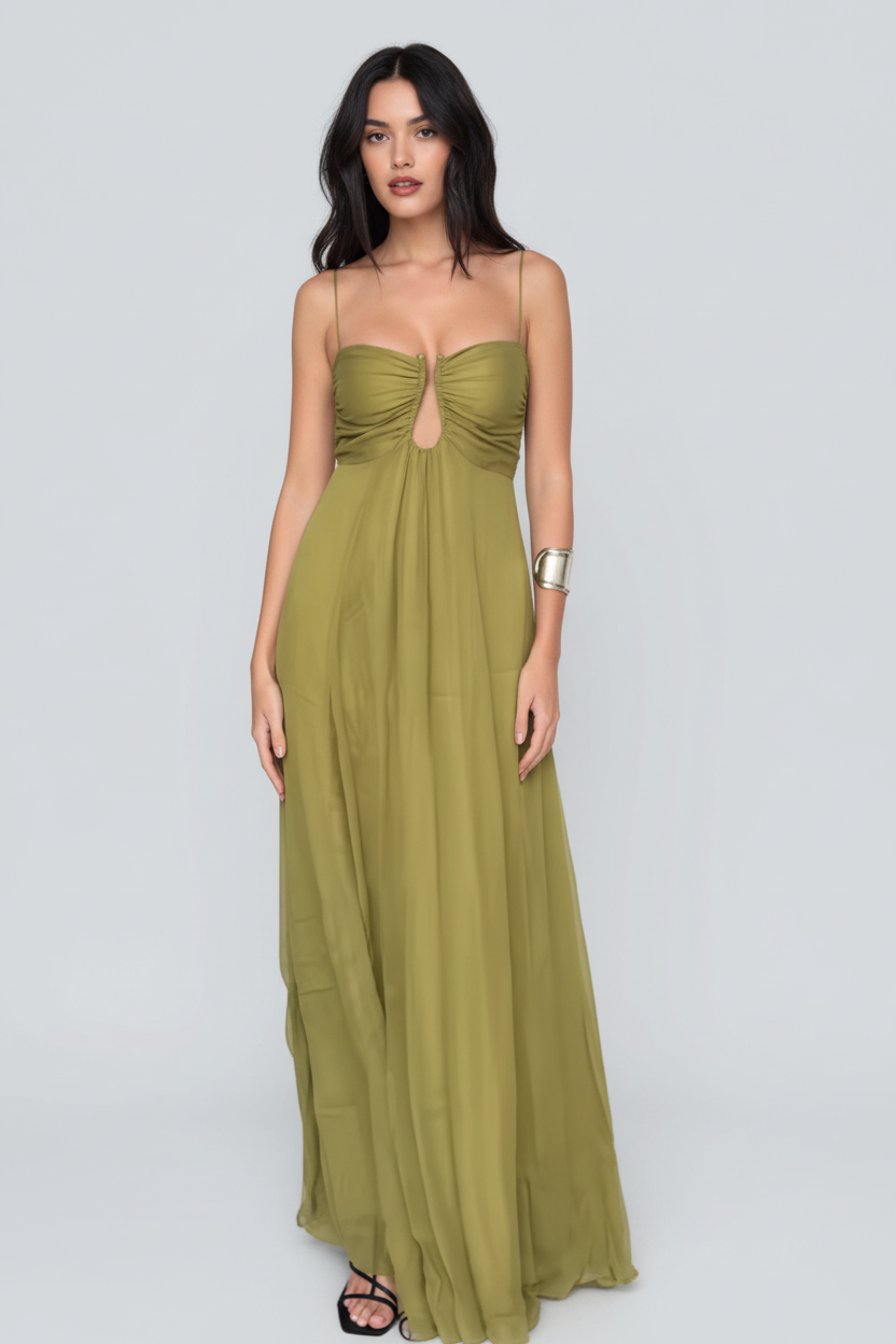 Modelo con vestido verde oliva