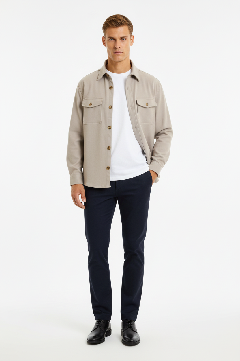 Modelo de cuerpo entero con camisa beige