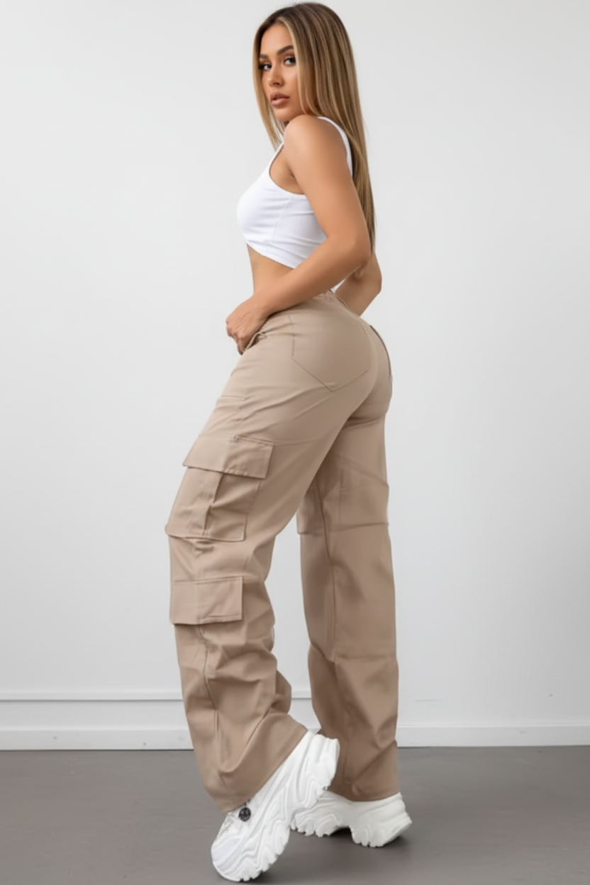 Modelo en pose tres cuartos con pantalones cargo beige